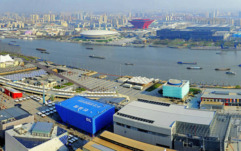 无人,高楼大厦,横图,全景,俯视,航拍,室外,白天,度假,河流,美景,水,天际线,植物,城市风光,标志建筑,城市,大厦,地标,建筑,轮船,摩天大楼,船,上海,中国,亚洲,阴影,波纹,飞溅,溅,光线,液体,影子,河水,景观,水滴,水流,娱乐,建设,水珠,树,树木,蓝色,绿色,蓝天,水纹,天空,阳光,自然,船尾波,交通工具,波浪,天,享受,休闲,世博文化中心,主题馆,世博中心,世博主题馆,上海世博馆,世博馆,世博轴,石油馆,中国国家馆,上海世博会,世博,世博会,景色,放松,生长,晴朗,成长,申,鸟瞰,喷洒,载具,中国馆,东亚,世博园,城市文明馆,上海市,万里无云,中华人民共和国,沪,华东地区,晴空,晴空万里,彩图,高角度拍摄,大楼,高层建筑,高楼,摩天楼,中国石油馆,shgcy1