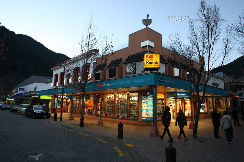 西方人,商店,走,横图,室外,白天,正面,度假,美景,日落,山,山脉,城市风光,城市,道路,路,公路,汽车,欧洲,欧洲人,行人,游客,游人,阴影,服装,光线,影子,景观,山峰,晚霞,霞光,落日,灯光,分界线,停车线,交通,山峦,许多人,注视,休闲装,娱乐,商铺,路人,旅客,车,衣服,蓝色,蓝天,天空,黄昏,交通工具,轿车,群山,天,观察,看,一群人,享受,休闲,休闲服,景色,彩霞,放松,服饰,观看,车行道,车行道分界线,察看,关注,载具,标线,车行线,市肆,商号,夕照,薄暮,过客,男人,男性,年轻男性,年轻女性,女人,女性,白种人,夕阳,马路,步行,散步,走路,半身,彩图,傍晚,店铺,斜阳,shgzq1