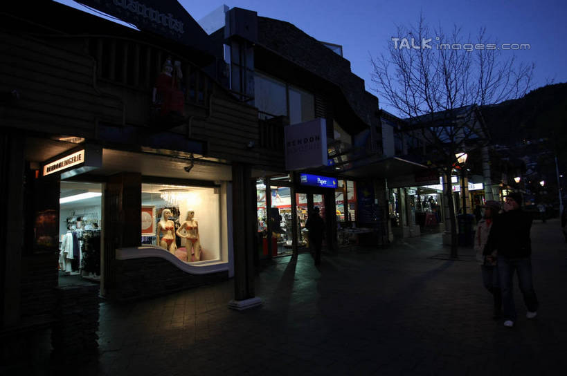 无人,商店,横图,室外,夜晚,正面,度假,美景,窗户,落地窗,城市风光,城市,橱窗,路灯,照明,阴影,光线,影子,景观,灯光,娱乐,商铺,玻璃窗,灯,享受,休闲,景色,放松,照亮,照明设备,玻璃橱窗,市肆,商号,彩图,店铺,shgzq1