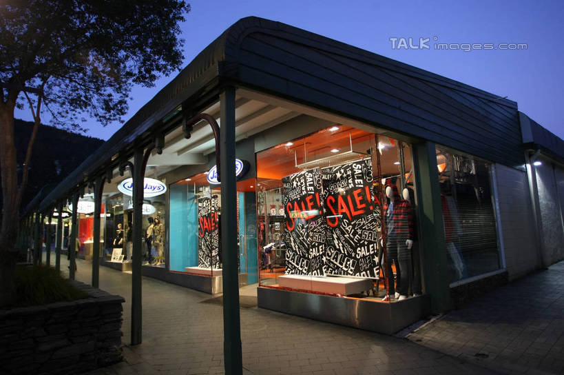 无人,商店,横图,室外,夜晚,仰视,度假,美景,窗户,落地窗,城市风光,城市,橱窗,路灯,照明,阴影,光线,影子,景观,灯光,娱乐,商铺,玻璃窗,灯,享受,休闲,景色,放松,照亮,照明设备,玻璃橱窗,市肆,商号,彩图,低角度拍摄,店铺,shgzq1