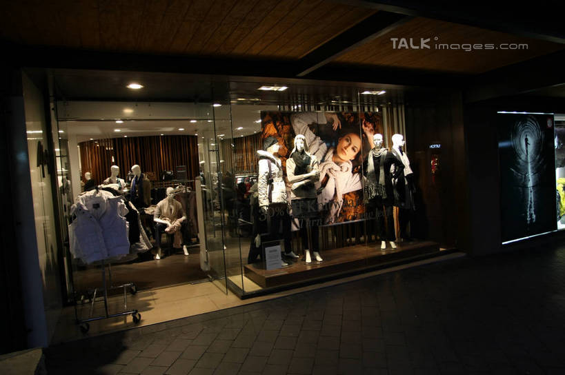 无人,商店,横图,室外,夜晚,正面,度假,美景,窗户,落地窗,城市风光,城市,橱窗,路灯,照明,阴影,光线,人造模特,影子,景观,灯光,娱乐,商铺,玻璃窗,灯,享受,休闲,景色,放松,道具,照亮,照明设备,服装模特,模特道具,玻璃橱窗,时装道具,展示道具,服装模特道具,陈列道具,市肆,商号,彩图,店铺,shgzq1