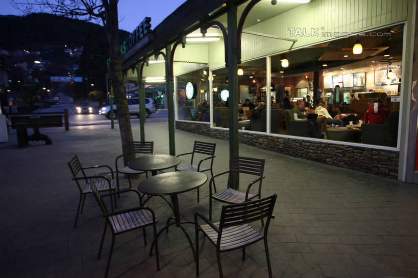 无人,商店,横图,室外,夜晚,正面,度假,美景,植物,餐桌,窗户,落地窗,桌子,城市风光,城市,橱窗,路灯,椅子,照明,阴影,光线,人造模特,影子,景观,灯光,枝条,娱乐,商铺,玻璃窗,灯,树,树木,树枝,绿色,自然,享受,休闲,景色,放松,生长,成长,餐台,道具,照亮,照明设备,服装模特,模特道具,玻璃橱窗,时装道具,展示道具,服装模特道具,陈列道具,市肆,商号,虬枝,枝杈,彩图,店铺,shgzq1