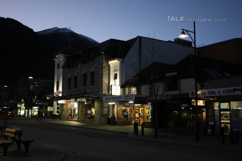 西方人,两个人,商店,走,握手,横图,室外,夜晚,正面,爱情,度假,美景,山,山脉,窗户,落地窗,城市风光,城市,橱窗,路灯,照明,欧洲,欧洲人,阴影,服装,光线,影子,景观,山峰,灯光,山峦,浪漫,休闲装,娱乐,商铺,玻璃窗,灯,衣服,蓝色,蓝天,天空,群山,天,享受,休闲,温暖,温馨,休闲服,景色,恩爱,放松,恋人,服饰,照亮,和睦,照明设备,玻璃橱窗,市肆,商号,男人,男性,年轻男性,年轻女性,女人,女性,白种人,情侣,步行,搀手,拉手,散步,手拉手,手握手,走路,彩图,全身,店铺,伴侣,融洽,shgzq1