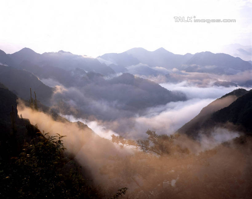 无人,横图,室外,白天,正面,旅游,度假,美景,山,山脉,雾,阴影,朦胧,模糊,光线,影子,景观,山峰,山峦,娱乐,蓝色,蓝天,天空,阳光,自然,群山,天,享受,休闲,景色,放松,晴朗,迷雾,自然风光,万里无云,大雾,晴空,晴空万里,彩图,shgzq1