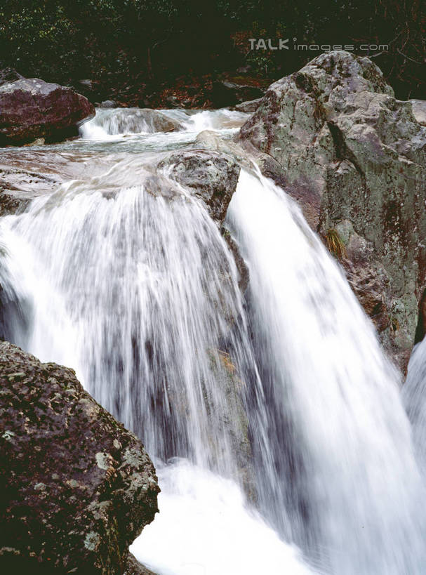 无人,竖图,室外,白天,正面,旅游,度假,河流,石头,美景,山,山脉,水,阴影,光线,石子,影子,河水,景观,山峰,水流,山峦,娱乐,小溪,阳光,自然,群山,溪水,享受,休闲,景色,放松,自然风光,石块,岩石,彩图,shgzq1
