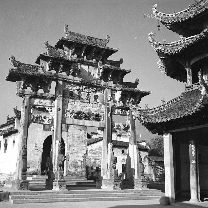 无人,竖图,黑白,室外,白天,仰视,旅游,度假,名胜古迹,标志建筑,地标,建筑,阴影,遗迹,光线,瓦片,影子,屋顶,牌坊,牌楼,顶棚,瓦,古迹,文化,文物,娱乐,建设,古建筑,天空,阳光,天,享受,休闲,旅游胜地,放松,建造,纪念,祭祀,表彰,荣誉,古文明,屋瓦,荣耀,低角度拍摄,传统文化,shgzq1