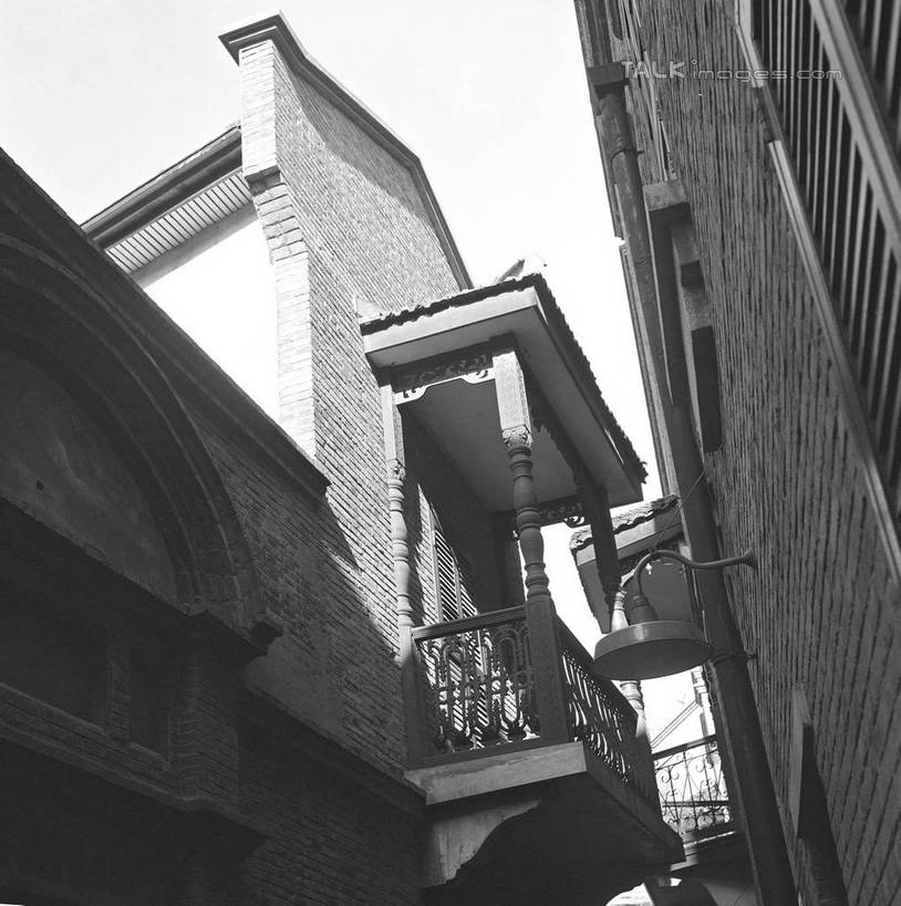 无人,家,栏杆,露台,竖图,黑白,室外,白天,仰视,度假,美景,阳台,城市风光,城市,阴影,光线,影子,房屋,屋子,景观,公寓,围栏,娱乐,洋房,护栏,楼房,住宅,天空,阳光,天,享受,休闲,景色,放松,低角度拍摄,房子,露天阳台,shgzq1