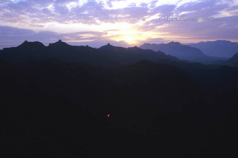 无人,横图,室外,白天,正面,旅游,度假,名胜古迹,日落,山,山脉,太阳,标志建筑,地标,建筑,北京,长城,中国,亚洲,遗迹,山峰,晚霞,霞光,落日,山峦,首都,背光,古迹,文物,娱乐,建设,古建筑,黄昏,群山,享受,休闲,旅游胜地,彩霞,放松,万里长城,逆光,古文明,东亚,八达岭,八达岭长城,中华人民共和国,北京市,京,北平,华北地区,延庆县,夕照,薄暮,军都山,夕阳,彩图,傍晚,斜阳,shgzq1
