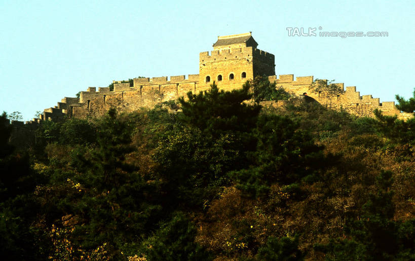 无人,横图,室外,白天,正面,旅游,度假,名胜古迹,树林,植物,标志建筑,地标,建筑,北京,长城,中国,亚洲,阴影,遗迹,光线,影子,墙,首都,古迹,文物,娱乐,建设,古建筑,墙壁,墙面,树,树木,蓝色,绿色,蓝天,天空,阳光,自然,天,享受,休闲,旅游胜地,放松,生长,晴朗,成长,万里长城,古文明,东亚,八达岭,八达岭长城,万里无云,中华人民共和国,北京市,京,北平,华北地区,延庆县,军都山,晴空,晴空万里,彩图,shgzq1