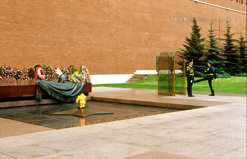 西方人,两个人,伙伴,朋友,站,横图,室外,白天,侧面,制服,度假,友谊,合作,团队,草地,草坪,美景,树林,植物,城市风光,城市,帽子,雕塑,欧洲,俄罗斯,欧洲人,亚洲,士兵,踢,阴影,艺术,装饰,光线,雕刻,雕像,影子,亭子,景观,首都,抬腿,注视,娱乐,草,树,树木,衣服,绿色,阳光,自然,工艺品,观察,看,站着,享受,休闲,景色,放松,战略,军帽,生长,成长,观看,纪念,军人,美术,察看,军装,关注,主题,军服,陈列,红场,莫斯科,功能,美学,联合,合谋,俄联邦,俄罗斯联邦,莫斯科州,五海之港,莫斯科红场,配合,协作,男人,男性,年轻男性,白种人,站立,彩图,全身,shgzq1