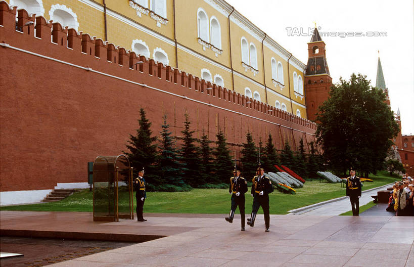 西方人,四个人,走,横图,室外,白天,正面,制服,度假,成功,合作,团队,集体,信心,草地,草坪,美景,树林,植物,城市风光,城市,帽子,欧洲,俄罗斯,欧洲人,亚洲,士兵,踢,阴影,光线,影子,墙,亭子,景观,首都,注视,娱乐,队伍,墙壁,墙面,草,树,树木,衣服,蓝色,绿色,蓝天,天空,阳光,自然,天,观察,看,享受,休闲,景色,放松,军帽,生长,晴朗,成长,观看,军人,察看,领导,军装,成就,关注,军服,合伙,领袖,红场,莫斯科,军队,万里无云,俄联邦,俄罗斯联邦,莫斯科州,五海之港,莫斯科红场,男人,男性,年轻男性,白种人,晴空,晴空万里,步行,走路,彩图,全身,武装组织,shgzq1