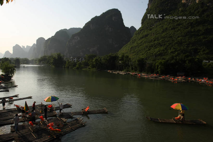 无人,横图,室外,白天,正面,旅游,度假,河流,美景,山,山脉,水,桂林,中国,亚洲,一排,阴影,整齐,光线,木制,救生衣,伞,影子,雨伞,遮阳伞,河水,景观,山峰,水流,运输工具,山峦,娱乐,阳伞,排列,蓝色,蓝天,天空,阳光,自然,木制品,交通工具,群山,天,享受,休闲,景色,放松,充气,晴朗,广西,救生背心,太阳伞,救生,队列,自然风光,载具,东亚,漓江,木筏,阳朔,万里无云,广西壮族自治区,中华人民共和国,桂林市,桂,华南地区,浮水衣,水上交通工具,阳朔县,晴空,晴空万里,彩图,shgzq1