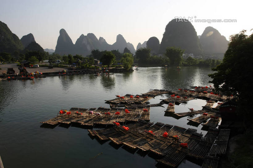 无人,横图,室外,白天,正面,旅游,度假,河流,美景,山,山脉,水,桂林,中国,亚洲,一排,阴影,整齐,光线,木制,救生衣,伞,影子,雨伞,遮阳伞,河水,景观,山峰,水流,运输工具,山峦,娱乐,阳伞,排列,蓝色,蓝天,天空,阳光,自然,木制品,交通工具,群山,天,享受,休闲,景色,放松,充气,晴朗,广西,救生背心,太阳伞,救生,队列,自然风光,载具,东亚,漓江,木筏,阳朔,万里无云,广西壮族自治区,中华人民共和国,桂林市,桂,华南地区,浮水衣,水上交通工具,阳朔县,晴空,晴空万里,彩图,shgzq1