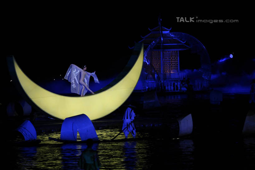 划船,东方人,三个人,跳舞者,站,举,横图,室外,夜晚,侧面,裙子,旅游,度假,跳舞,河流,美景,水,帽子,桂林,中国,亚洲,一排,握,阴影,连衣裙,服装,整齐,光线,木制,影子,河水,景观,水流,月亮,灯光,运输工具,月光,黄种人,娱乐,斗笠,排列,衣服,自然,木制品,交通工具,托,站着,享受,休闲,遮阳,景色,放松,握着,服饰,广西,明亮,衣着,穿着,队列,自然风光,载具,舞姿,东亚,漓江,木筏,阳朔,广西壮族自治区,中华人民共和国,桂林市,桂,华南地区,皎洁,衣饰,水上交通工具,笠帽,阳朔县,男人,男性,女人,女性,中年男性,中年女性,亚洲人,舞蹈家,舞蹈演员,舞者,举起,举手,举着,向上举,向上伸,向上托,站立,彩图,全身,舞蹈,编结帽,箬笠,蔽雨,shgzq1