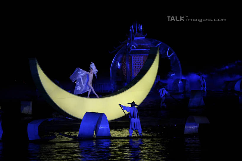 划船,东方人,三个人,跳舞者,站,举,横图,室外,夜晚,侧面,裙子,旅游,度假,跳舞,河流,美景,水,帽子,桂林,中国,亚洲,一排,握,阴影,连衣裙,服装,整齐,光线,木制,影子,河水,景观,水流,月亮,灯光,运输工具,月光,黄种人,娱乐,斗笠,排列,衣服,自然,木制品,交通工具,托,站着,享受,休闲,遮阳,景色,放松,握着,服饰,广西,明亮,衣着,穿着,队列,自然风光,载具,舞姿,东亚,漓江,木筏,阳朔,广西壮族自治区,中华人民共和国,桂林市,桂,华南地区,皎洁,衣饰,水上交通工具,笠帽,阳朔县,男人,男性,女人,女性,中年男性,中年女性,亚洲人,舞蹈家,舞蹈演员,舞者,举起,举手,举着,向上举,向上伸,向上托,站立,彩图,全身,舞蹈,编结帽,箬笠,蔽雨,shgzq1