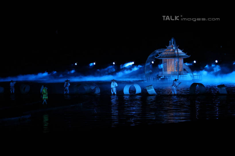 东方人,三个人,渔夫,跳舞者,站,举,横图,室外,夜晚,正面,旅游,度假,河流,美景,水,帽子,桂林,中国,亚洲,一排,阴影,波纹,整齐,光线,木制,影子,河水,景观,水流,灯光,运输工具,涟漪,注视,黄种人,娱乐,斗笠,排列,水纹,自然,木制品,交通工具,波浪,观察,看,托,站着,享受,休闲,遮阳,景色,放松,观看,广西,察看,队列,关注,自然风光,载具,东亚,漓江,木筏,阳朔,广西壮族自治区,中华人民共和国,桂林市,桂,华南地区,水晕,水上交通工具,笠帽,阳朔县,男人,男性,女人,女性,中年男性,中年女性,亚洲人,捕鱼人,打鱼人,舞蹈家,舞蹈演员,舞者,举起,举手,举着,向上举,向上伸,向上托,站立,彩图,全身,编结帽,箬笠,蔽雨,shgzq1