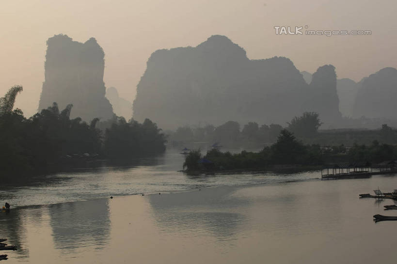 无人,横图,室外,白天,正面,旅游,度假,河流,美景,山,山脉,树林,水,植物,雾,桂林,中国,亚洲,朦胧,模糊,河水,景观,山峰,水流,山峦,娱乐,树,树木,绿色,自然,群山,享受,休闲,景色,放松,生长,成长,广西,迷雾,自然风光,东亚,漓江,阳朔,广西壮族自治区,中华人民共和国,桂林市,桂,华南地区,阳朔县,大雾,彩图,shgzq1