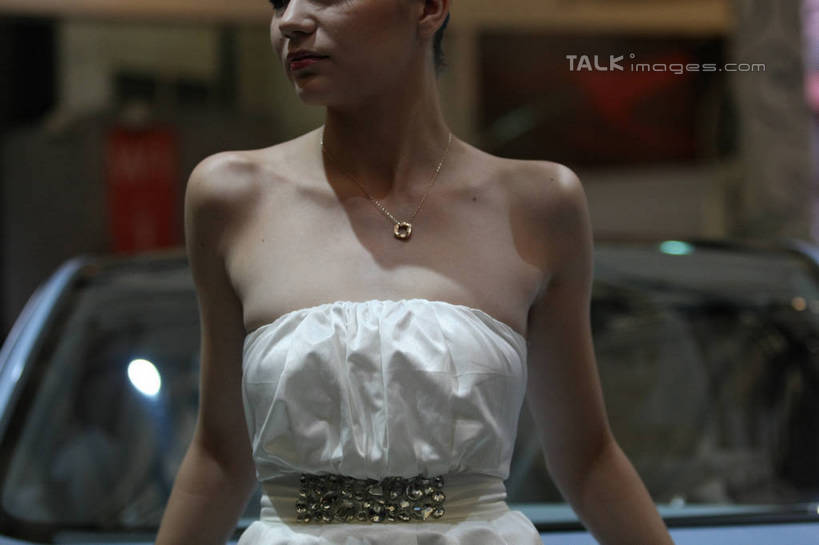 西方人,一个人,模特,站,横图,室内,白天,正面,裙子,汽车,项链,上海,欧洲,中国,欧洲人,亚洲,仅一个年轻女性,仅一个女性,仅一个人,一辆,阴影,连衣裙,反射,影子,车,装饰品,抹胸,饰品,首饰,交通工具,轿车,站着,车模,展示,搭,展览,车展,申,搭着,载具,东亚,上海市,中华人民共和国,沪,华东地区,抹胸裙,年轻女性,女人,女性,白种人,模特儿,站立,半身,彩图,汽车展览,shgzq1