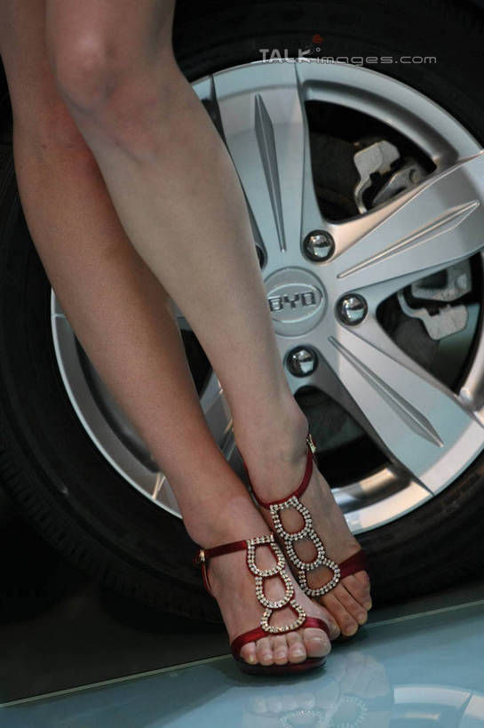 东方人,腿部,腿,一个人,模特,站,竖图,室内,特写,白天,正面,高跟鞋,时尚,鞋子,上海,中国,亚洲,仅一个年轻女性,仅一个女性,仅一个人,一双,阴影,反射,影子,黄种人,黑色,轮胎,站着,车模,展示,橡胶,展览,车展,申,时髦,橡胶制品,东亚,车胎,上海市,中华人民共和国,沪,华东地区,时兴,年轻女性,女人,女性,亚洲人,模特儿,站立,半身,彩图,外胎,汽车展览,shgzq1