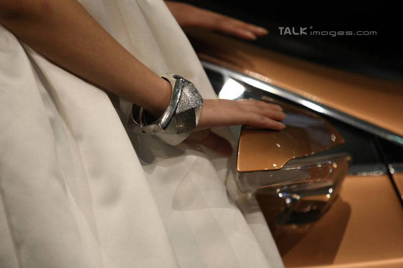 东方人,手,一个人,模特,站,横图,室内,特写,白天,侧面,裙子,汽车,上海,中国,亚洲,双手,仅一个年轻女性,仅一个女性,仅一个人,一辆,阴影,连衣裙,反射,影子,黄种人,车,装饰品,饰品,手链,首饰,交通工具,轿车,站着,手部,车模,展示,搭,手镯,展览,车展,申,搭着,载具,镯子,东亚,上海市,中华人民共和国,沪,华东地区,年轻女性,女人,女性,亚洲人,模特儿,站立,半身,彩图,汽车展览,shgzq1