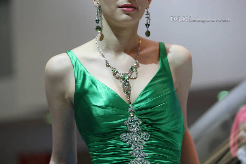 东方人,一个人,模特,站,横图,室内,白天,正面,裙子,窗户,汽车,项链,上海,中国,亚洲,仅一个年轻女性,仅一个女性,仅一个人,一辆,阴影,连衣裙,朦胧,模糊,反射,影子,黄种人,玻璃窗,车,装饰品,绿色,车窗,耳环,饰品,首饰,交通工具,轿车,站着,车模,展示,搭,展览,车展,吊带裙,申,搭着,载具,东亚,上海市,中华人民共和国,沪,华东地区,耳饰,年轻女性,女人,女性,亚洲人,模特儿,站立,半身,彩图,汽车展览,shgzq1