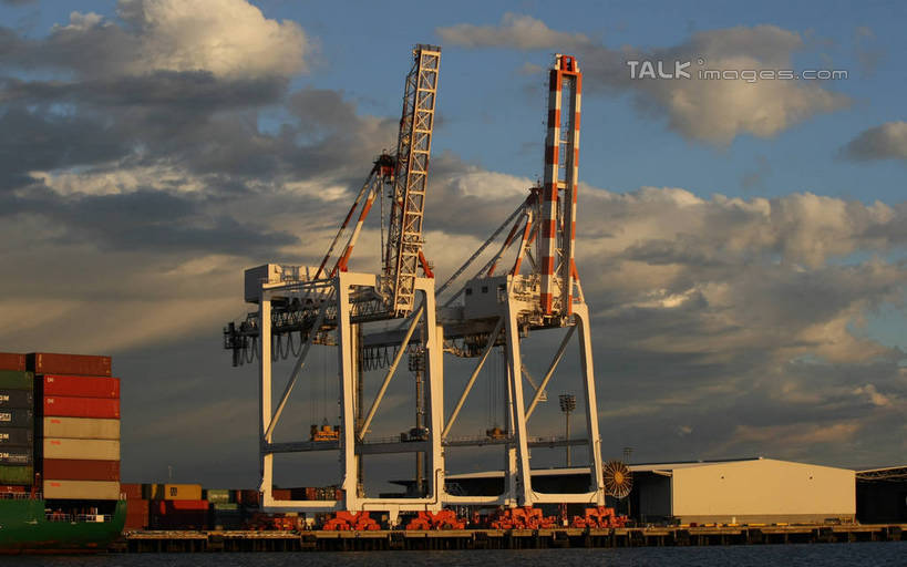 无人,码头,横图,室外,白天,正面,技术,港口,建筑,阴影,光线,影子,云,云朵,集装箱,云彩,设备,货柜,吊车,施工,蓝色,白云,蓝天,天空,阳光,箱子,交通工具,天,机械,起重机,运输,晴朗,工程,载具,物流,工作车,施工车,汽车吊,集装箱码头,晴空,彩图,摆渡口,埠头,渡口,渡头,港湾,海港,货运码头,口岸,商港,shgzq1