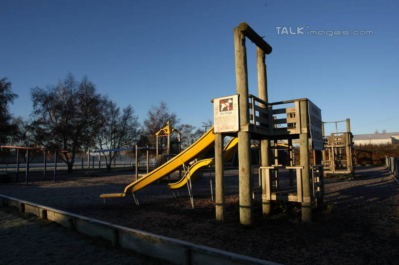 无人,栏杆,横图,室外,白天,正面,旅游,度假,游戏,草地,草坪,美景,树林,植物,玩具,阴影,光线,影子,景观,围栏,玩,娱乐,运动器械,护栏,草,树,树木,蓝色,绿色,蓝天,天空,阳光,自然,天,享受,休闲,滑滑梯,滑梯,景色,放松,益智,生长,晴朗,成长,活动,发泄,消遣,智力,自然风光,万里无云,宣泄,晴空,晴空万里,玩耍,嬉戏,彩图,shgzq1