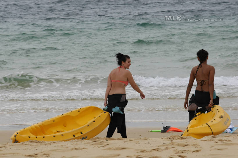 皮划艇,西方人,两个人,伙伴,朋友,走,横图,室外,白天,泳装,比基尼,友谊,海洋,沙滩,船,欧洲,欧洲人,握,阴影,裤子,光线,船桨,沙子,影子,海岸,沙地,注视,运动裤,背面,阳光,海水,交通工具,观察,看,握着,观看,察看,关注,载具,海景,友情,年轻女性,女人,女性,白种人,大海,海,海滩,步行,散步,走路,彩图,全身,三点式,泳衣,shgzq1