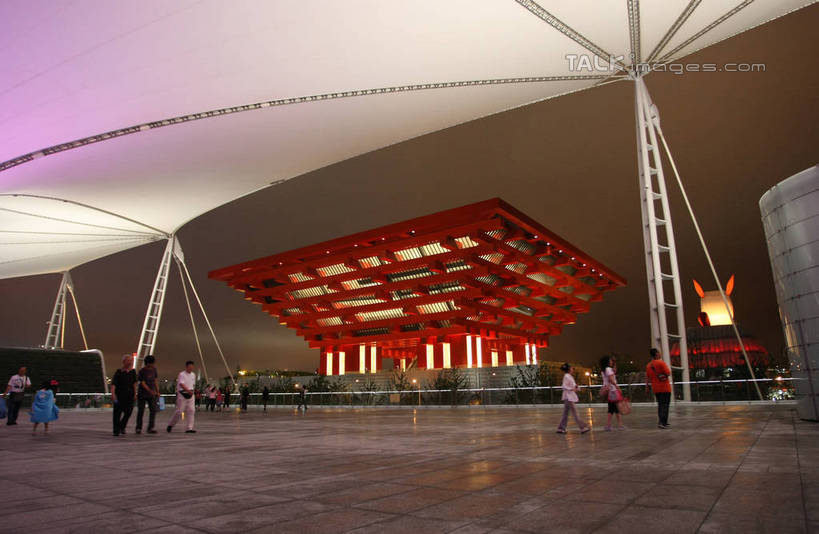 东方人,栏杆,站,走,横图,室外,夜晚,正面,旅游,度假,植物,标志建筑,地标,建筑,夜景,上海,中国,亚洲,行人,游客,游人,阴影,服装,光线,影子,围栏,灯光,许多人,注视,休闲装,黄种人,娱乐,建设,护栏,路人,旅客,树,树木,衣服,绿色,自然,观察,看,站着,一群人,享受,休闲,休闲服,上海世博馆,世博馆,上海世博会,世博,世博会,旅游胜地,放松,服饰,生长,成长,观看,申,察看,关注,中国馆,东亚,世博园,上海市,中华人民共和国,沪,华东地区,中国世博馆,过客,男人,男性,年轻男性,年轻女性,女人,女性,亚洲人,步行,散步,站立,走路,彩图,全身,shgzq1