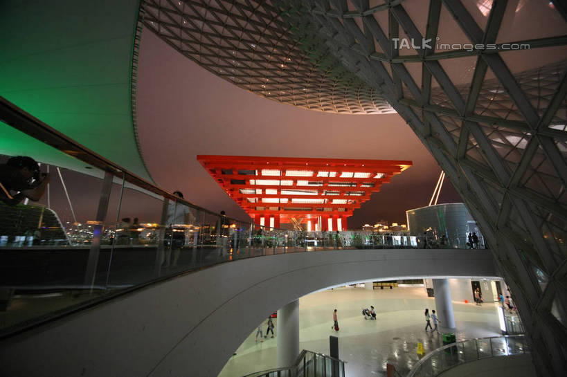 东方人,栏杆,站,走,横图,室外,夜晚,正面,旅游,度假,植物,楼梯,标志建筑,地标,建筑,夜景,上海,中国,亚洲,行人,游客,游人,阴影,服装,光线,扶手,影子,阶梯,走道,走廊,过道,灯光,许多人,注视,休闲装,黄种人,娱乐,建设,护栏,路人,旅客,台阶,树,树木,衣服,绿色,自然,观察,看,站着,一群人,享受,休闲,休闲服,上海世博馆,世博馆,上海世博会,世博,世博会,旅游胜地,放松,服饰,生长,成长,观看,申,察看,关注,中国馆,东亚,世博园,上海市,中华人民共和国,沪,华东地区,中国世博馆,过客,男人,男性,年轻男性,年轻女性,女人,女性,亚洲人,步行,散步,站立,走路,半身,彩图,shgzq1