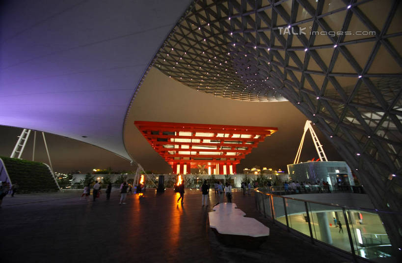 东方人,栏杆,站,走,横图,室外,夜晚,正面,旅游,度假,植物,标志建筑,道路,地标,建筑,路,夜景,公路,上海,中国,亚洲,行人,游客,游人,阴影,服装,光线,影子,围栏,灯光,交通,许多人,注视,休闲装,黄种人,娱乐,建设,护栏,路人,旅客,树,树木,衣服,绿色,自然,观察,看,站着,一群人,享受,休闲,休闲服,上海世博馆,世博馆,上海世博会,世博,世博会,旅游胜地,放松,服饰,生长,成长,观看,申,察看,关注,中国馆,东亚,世博园,上海市,中华人民共和国,沪,华东地区,中国世博馆,过客,男人,男性,年轻男性,年轻女性,女人,女性,亚洲人,马路,步行,散步,站立,走路,半身,彩图,shgzq1