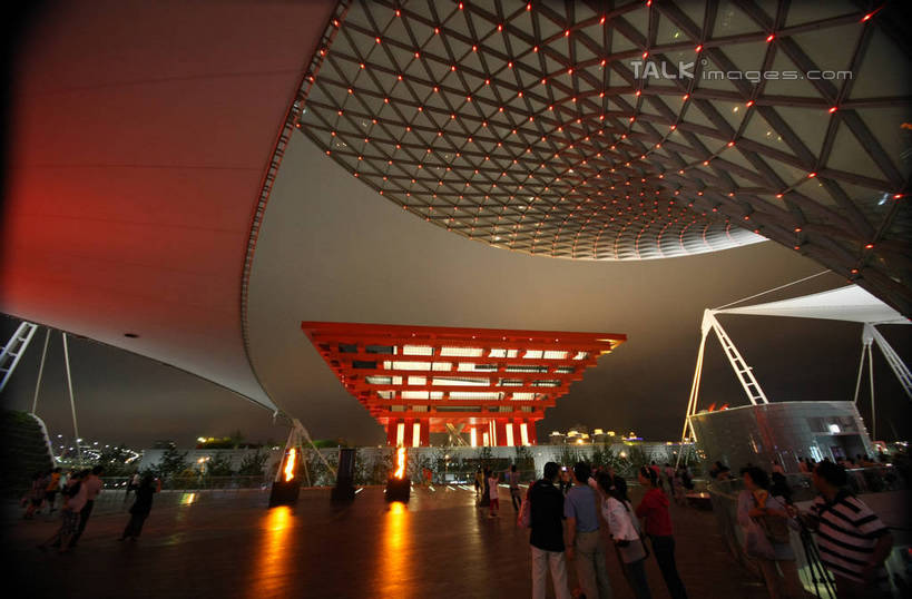 东方人,栏杆,站,走,横图,室外,夜晚,正面,旅游,度假,植物,标志建筑,道路,地标,建筑,路,夜景,公路,上海,中国,亚洲,行人,游客,游人,阴影,服装,光线,影子,围栏,灯光,交通,许多人,注视,休闲装,黄种人,娱乐,建设,护栏,路人,旅客,树,树木,衣服,绿色,自然,观察,看,站着,一群人,享受,休闲,休闲服,上海世博馆,世博馆,上海世博会,世博,世博会,旅游胜地,放松,服饰,生长,成长,观看,申,察看,关注,中国馆,东亚,世博园,上海市,中华人民共和国,沪,华东地区,中国世博馆,过客,男人,男性,年轻男性,年轻女性,女人,女性,亚洲人,马路,步行,散步,站立,走路,半身,彩图,shgzq1