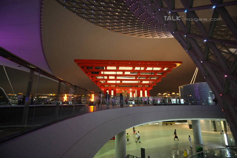 东方人,栏杆,站,走,横图,室外,夜晚,正面,旅游,度假,植物,楼梯,标志建筑,地标,建筑,夜景,上海,中国,亚洲,行人,游客,游人,阴影,服装,光线,扶手,影子,阶梯,走道,走廊,过道,灯光,许多人,注视,休闲装,黄种人,娱乐,建设,护栏,路人,旅客,台阶,树,树木,衣服,绿色,自然,观察,看,站着,一群人,享受,休闲,休闲服,上海世博馆,世博馆,上海世博会,世博,世博会,旅游胜地,放松,服饰,生长,成长,观看,申,察看,关注,中国馆,东亚,世博园,上海市,中华人民共和国,沪,华东地区,中国世博馆,过客,男人,男性,年轻男性,年轻女性,女人,女性,亚洲人,步行,散步,站立,走路,半身,彩图,shgzq1