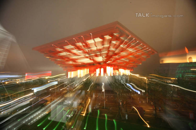 无人,横图,室外,夜晚,正面,旅游,度假,植物,标志建筑,道路,地标,建筑,路,路灯,夜景,公路,照明,上海,中国,亚洲,阴影,朦胧,模糊,光线,影子,灯光,交通,娱乐,建设,灯,树,树木,绿色,自然,享受,休闲,上海世博馆,世博馆,上海世博会,世博,世博会,旅游胜地,放松,生长,成长,照亮,申,照明设备,中国馆,东亚,世博园,上海市,中华人民共和国,沪,华东地区,中国世博馆,马路,彩图,shgzq1