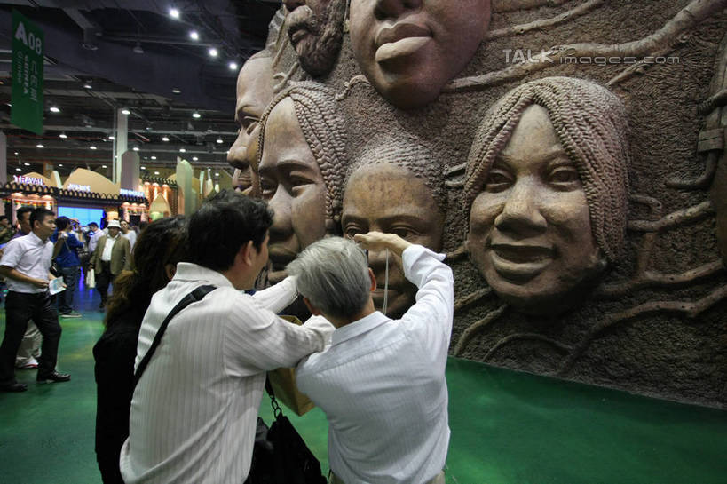 东方人,背部,伙伴,朋友,站,走,举,横图,室内,白天,正面,旅游,度假,友谊,标志建筑,地标,建筑,相机,雕塑,上海,中国,亚洲,行人,游客,游人,阴影,服装,艺术,装饰,反射,雕刻,雕像,影子,许多人,注视,休闲装,黄种人,娱乐,建设,石雕,路人,旅客,拍照,衣服,数码相机,工艺品,观察,看,托,站着,一群人,享受,休闲,休闲服,上海世博馆,世博馆,上海世博会,世博,世博会,旅游胜地,放松,摄影,服饰,观看,纪念,美术,申,察看,关注,主题,陈列,东亚,非洲联合馆,世博园,上海市,中华人民共和国,沪,华东地区,功能,美学,过客,友情,老年男性,男人,男性,年轻男性,年轻女性,女人,女性,亚洲人,照相机,步行,举起,举手,举着,向上举,向上伸,向上托,站立,走路,半身,彩图,照相,联合馆,shgzq1