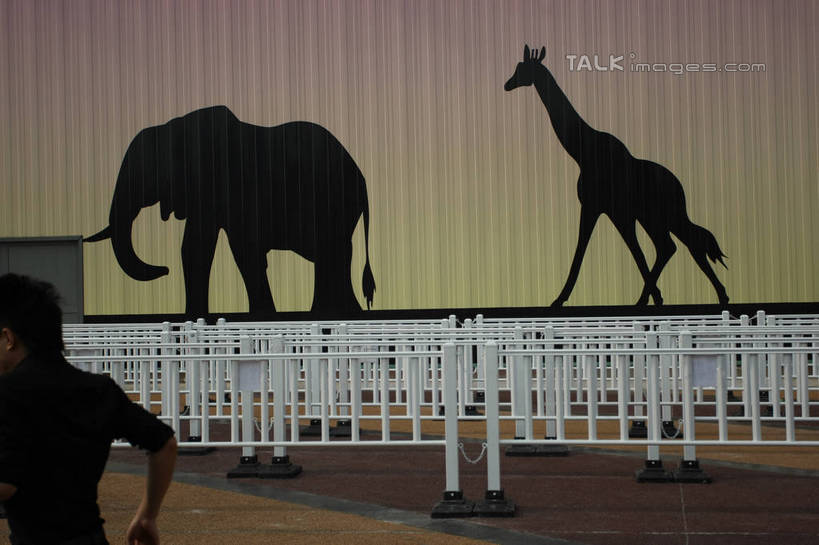 东方人,一个人,栏杆,站,横图,室外,白天,旅游,度假,标志建筑,地标,建筑,哺乳动物,长颈鹿,大象,野生动物,上海,中国,亚洲,仅一个男性,仅一个人,服装,墙,围栏,非洲象,扭头,休闲装,黄种人,娱乐,建设,护栏,墙壁,墙面,仅一个年轻男性,背面,衣服,动物,站着,转头,两只,享受,休闲,休闲服,上海世博馆,世博馆,上海世博会,世博,世博会,旅游胜地,放松,服饰,活泼,申,东亚,非洲联合馆,世博园,上海市,中华人民共和国,沪,华东地区,男人,男性,年轻男性,亚洲人,象,站立,半身,彩图,联合馆,shgzq1