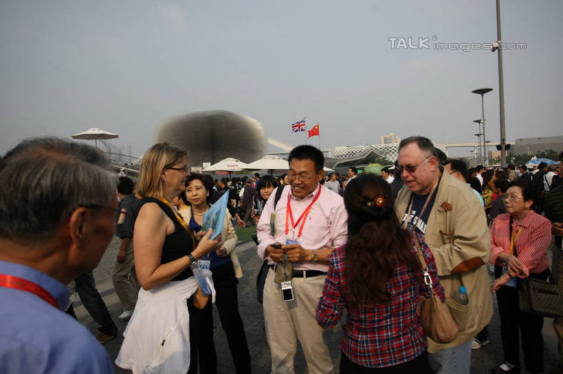 东方人,西方人,背部,站,说,横图,室外,白天,正面,旅游,度假,讨论,标志建筑,道路,地标,建筑,地图,相机,上海,欧洲,中国,欧洲人,亚洲,行人,游客,游人,握,阴影,服装,光线,信息,墨镜,眼镜,影子,交通,许多人,注视,休闲装,黄种人,方向,娱乐,建设,路人,旅客,拍照,衣服,蓝色,蓝天,天空,阳光,数码相机,太阳镜,太阳眼镜,天,低头,观察,看,站着,一群人,享受,休闲,休闲服,上海世博馆,世博馆,英国馆,上海世博会,世博,世博会,遮阳镜,旅游胜地,放松,握着,摄影,服饰,观看,引导,指引,申,察看,关注,东亚,世博园,上海市,中华人民共和国,沪,华东地区,过客,种子圣殿,交流,老年女性,男人,男性,年轻男性,年轻女性,女人,女性,中年男性,白种人,亚洲人,照相机,沟通,讲话,交谈,商讨,说话,谈话,站立,半身,彩图,照相,导航,shgzq1