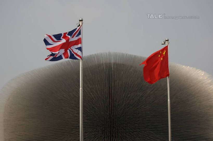 无人,横图,室外,白天,正面,旅游,度假,标志建筑,地标,建筑,旗帜,国旗,上海,中国,亚洲,阴影,条纹,飘扬,光线,影子,娱乐,建设,五星红旗,红色,蓝色,白色,蓝天,天空,阳光,英国国旗,天,享受,休闲,上海世博馆,世博馆,英国馆,上海世博会,世博,世博会,旅游胜地,放松,飘逸,申,米字旗,飞扬,中国国旗,东亚,世博园,上海市,中华人民共和国,沪,华东地区,种子圣殿,旗,彩图,红地五星旗,中华人民共和国国旗,shgzq1