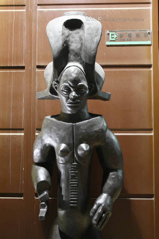 东方人,一个人,无人,笑,微笑,竖图,室内,白天,正面,旅游,度假,标志建筑,地标,建筑,雕塑,上海,中国,亚洲,仅一个年轻女性,仅一个女性,仅一个人,阴影,艺术,装饰,反射,木制,雕刻,雕像,影子,墙,注视,娱乐,建设,手叉腰,墙壁,墙面,木制品,工艺品,叉腰,观察,看,享受,休闲,上海世博馆,世博馆,上海世博会,世博,世博会,旅游胜地,放松,观看,纪念,美术,申,察看,双手叉腰,关注,主题,陈列,东亚,世博园,上海市,中华人民共和国,沪,华东地区,功能,美学,年轻女性,女人,女性,亚洲人,半身,彩图,联合馆,太平洋联合国馆,shgzq1