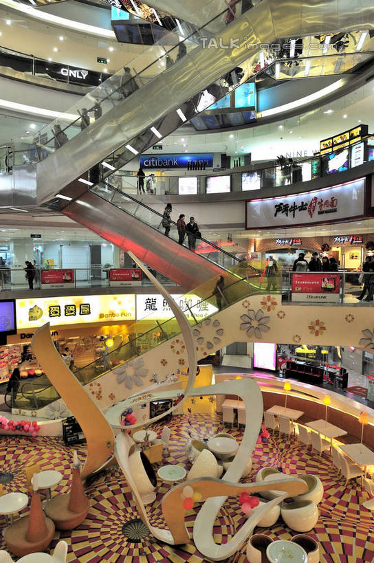 东方人,商店,站,走,竖图,室内,白天,正面,购物,旅游,度假,消费,标志建筑,超市,地标,电梯,建筑,商场,上海,中国,亚洲,行人,游客,游人,阴影,服装,光线,影子,电动扶梯,灯光,自动扶梯,运输工具,许多人,注视,休闲装,黄种人,娱乐,建设,路人,旅客,衣服,扶,观察,看,站着,一群人,享受,休闲,休闲服,旅游胜地,放松,金融,百货,服饰,观看,申,察看,扶着,关注,选购,贸易,百货公司,东亚,长宁区,龙之梦购物中心,上海市,中华人民共和国,沪,华东地区,血拼,过客,男人,男性,年轻男性,年轻女性,女人,女性,亚洲人,步行,站立,走路,彩图,全身,购物商场,购物中心,商业中心,龙之梦,扶手电梯,升降设备,运输带,自动行人电梯,电扶梯,shlbh1