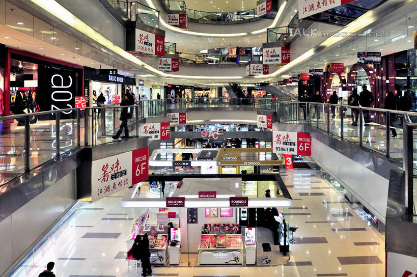 东方人,商店,栏杆,走,横图,室内,白天,正面,购物,旅游,度假,消费,标志建筑,超市,地标,建筑,商场,上海,中国,亚洲,行人,游客,游人,阴影,服装,光线,瓷砖,地砖,影子,围栏,走道,走廊,过道,灯光,地面,许多人,休闲装,黄种人,娱乐,建设,护栏,路人,旅客,衣服,一群人,享受,休闲,休闲服,旅游胜地,放松,金融,百货,服饰,申,选购,贸易,百货公司,东亚,长宁区,龙之梦购物中心,上海市,中华人民共和国,沪,华东地区,血拼,过客,男人,男性,年轻男性,年轻女性,女人,女性,亚洲人,步行,散步,走路,半身,彩图,购物商场,购物中心,商业中心,龙之梦,shlbh1