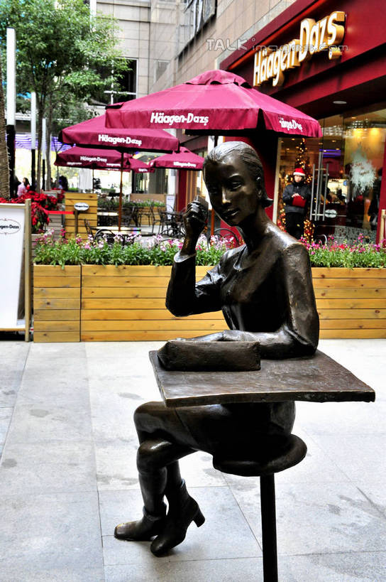 无人,商店,竖图,室外,白天,正面,购物,旅游,度假,消费,标志建筑,超市,地标,建筑,商场,上海,中国,亚洲,娱乐,建设,享受,休闲,旅游胜地,放松,金融,百货,港汇广场,徐家汇,申,选购,贸易,百货公司,东亚,徐汇区,上海市,中华人民共和国,沪,华东地区,血拼,彩图,购物商场,购物中心,商业中心,港汇恒隆广场,shlbh1