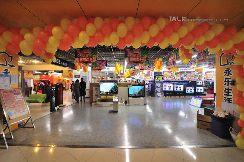 东方人,商店,走,横图,室内,白天,正面,购物,旅游,度假,消费,标志建筑,超市,地标,建筑,商场,电视,上海,中国,亚洲,许多,行人,游客,游人,阴影,服装,装饰,光线,影子,塑料,灯光,很多,许多人,注视,休闲装,黄种人,娱乐,建设,路人,旅客,衣服,气球,塑料制品,观察,看,一群人,享受,休闲,休闲服,橡胶,旅游胜地,放松,金融,百货,服饰,观看,华丽,修饰,点缀,申,察看,关注,彩电,选购,贸易,百货公司,橡胶制品,东亚,长宁区,龙之梦购物中心,上海市,中华人民共和国,沪,华东地区,衬托,美观,雅致,雅观,血拼,彩色电视机,显像管屏,显像管屏幕,过客,男人,男性,年轻男性,年轻女性,女人,女性,亚洲人,电视机,步行,散步,走路,彩图,全身,购物商场,购物中心,商业中心,龙之梦,shlbh1