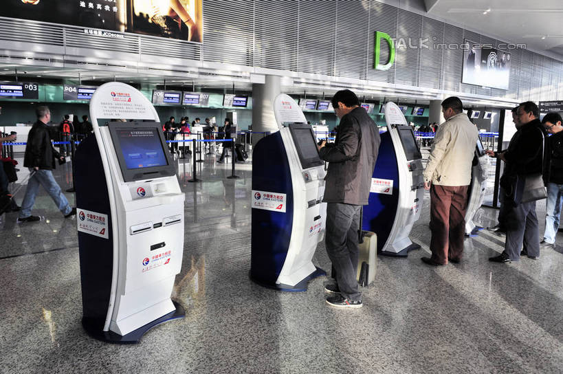 东方人,站,走,横图,室内,白天,旅游,度假,机器,标志建筑,地标,建筑,上海,中国,亚洲,行人,握,阴影,服装,光线,影子,墙,灯光,许多人,注视,休闲装,黄种人,娱乐,设备,建设,路人,墙壁,墙面,背面,衣服,观察,看,站着,一群人,享受,休闲,休闲服,旅游胜地,放松,握着,服饰,观看,虹桥机场,申,察看,关注,销售,贩卖,东亚,自动售票机,长宁区,上海市,中华人民共和国,沪,华东地区,虹桥路,售票机,上海虹桥国际机场,过客,男人,男性,中年男性,亚洲人,步行,散步,站立,走路,半身,彩图,shlbh1