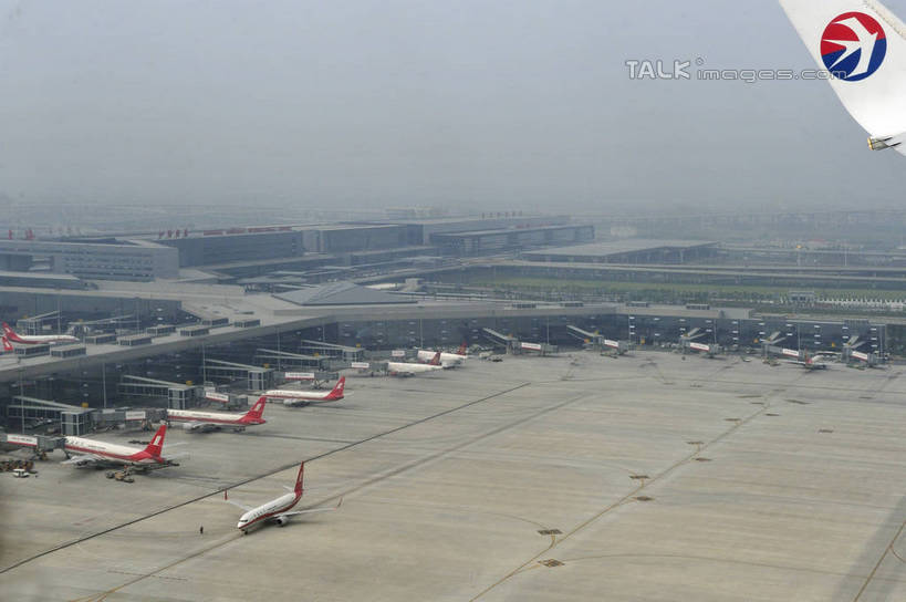 无人,机场,横图,俯视,航拍,室外,白天,飞机,飞机场,许多,停靠,地平线,辽阔,地面,交通,很多,航空,天空,停机坪,交通工具,天,广阔,运输,一望无际,客机,鸟瞰,停泊,载具,延伸,天地相交,无边无际,一马平川,彩图,高角度拍摄,shlbh1