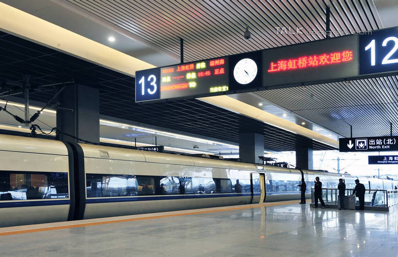 东方人,三个人,栏杆,走,横图,室内,白天,正面,旅游,度假,标志建筑,地标,地铁,建筑,上海,中国,亚洲,行人,游客,游人,服装,标志,数字,文字,字符,围栏,走道,走廊,过道,轨道交通,注视,休闲装,黄种人,娱乐,标识,建设,护栏,路人,旅客,衣服,观察,看,享受,休闲,休闲服,汉字,旅游胜地,放松,阿拉伯数字,服饰,观看,申,察看,关注,中文,东亚,长宁区,虹桥枢纽,上海市,中华人民共和国,沪,华东地区,国文,华文,过客,男人,男性,年轻男性,年轻女性,女人,女性,亚洲人,步行,走路,彩图,全身,地铁机动车,地下铁,轻轨,虹桥综合交通枢纽,shlbh1