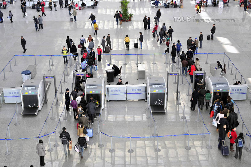 东方人,站,坐,走,横图,俯视,室内,白天,旅游,度假,植物,标志建筑,地标,建筑,椅子,上海,中国,亚洲,一排,许多,行人,游客,游人,阴影,服装,整齐,光线,拉杆箱,旅行箱,盆栽,影子,灯光,盆景,闸机,交通,很多,许多人,注视,休闲装,黄种人,娱乐,建设,自动检票机,路人,旅客,排列,衣服,绿色,自然,行李箱,箱子,观察,看,站着,一群人,享受,休闲,休闲服,旅游胜地,放松,服饰,生长,成长,观看,出差,申,察看,队列,关注,东亚,长宁区,虹桥枢纽,上海市,中华人民共和国,沪,华东地区,检票,检票机,检票设备,过客,男人,男性,年轻男性,年轻女性,女人,女性,亚洲人,步行,散步,站立,走路,坐着,半身,彩图,高角度拍摄,旅行,虹桥综合交通枢纽,shlbh1