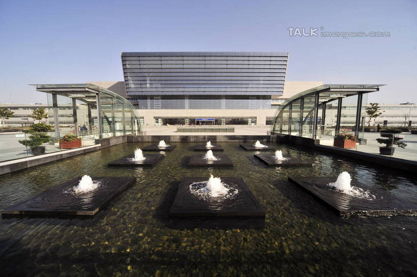 无人,横图,室外,白天,正面,仰视,旅游,度假,植物,标志建筑,地标,建筑,喷泉,车站,上海,中国,亚洲,盆栽,景观,云,云朵,盆景,站台,云彩,文化,娱乐,建设,月台,蓝色,绿色,白云,蓝天,天空,自然,天,品味,享受,休闲,旅游胜地,放松,生长,晴朗,成长,申,水景,东亚,虹桥枢纽,上海市,中华人民共和国,沪,华东地区,美观,设计,晴空,彩图,低角度拍摄,虹桥综合交通枢纽,shlbh1