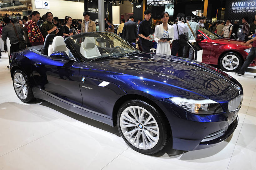 东方人,站,走,横图,室内,白天,正面,旅游,度假,标志建筑,地标,建筑,汽车,上海,中国,亚洲,一辆,行人,游客,游人,停靠,阴影,服装,光线,影子,灯光,宝马,跑车,许多人,注视,休闲装,黄种人,娱乐,建设,浦东,路人,旅客,车,衣服,蓝色,交通工具,观察,看,站着,一群人,享受,休闲,休闲服,展示,旅游胜地,放松,服饰,观看,展览,车展,申,察看,关注,停泊,载具,敞篷跑车,浦东新区,东亚,上海新国际博览中心,上海市,龙阳路,中华人民共和国,沪,华东地区,过客,男人,男性,年轻男性,年轻女性,女人,女性,亚洲人,步行,站立,走路,半身,彩图,汽车展览,shlbh1