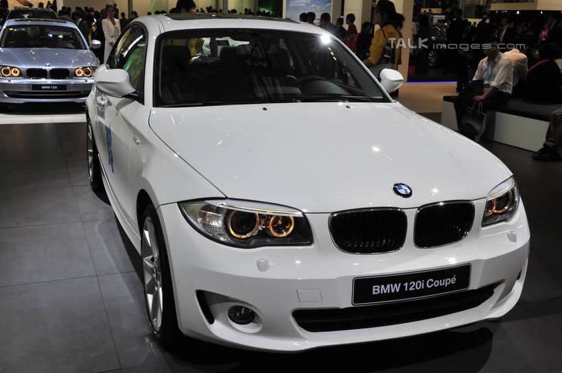 东方人,站,坐,横图,室内,白天,正面,旅游,度假,标志建筑,地标,建筑,汽车,上海,中国,亚洲,两辆,行人,游客,游人,停靠,服装,宝马,许多人,注视,休闲装,黄种人,娱乐,建设,浦东,路人,旅客,车,衣服,交通工具,轿车,观察,看,站着,一群人,享受,休闲,休闲服,展示,旅游胜地,放松,服饰,观看,展览,车展,申,察看,关注,停泊,载具,浦东新区,东亚,上海新国际博览中心,上海市,龙阳路,中华人民共和国,沪,华东地区,过客,男人,男性,年轻男性,年轻女性,女人,女性,亚洲人,站立,坐着,半身,彩图,汽车展览,shlbh1